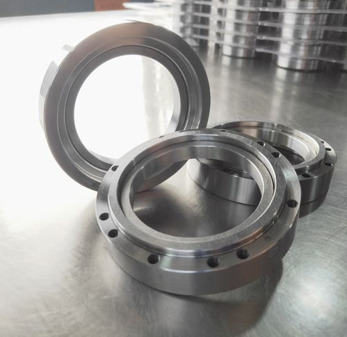 Selection of rolling bearing ring and rolling body material