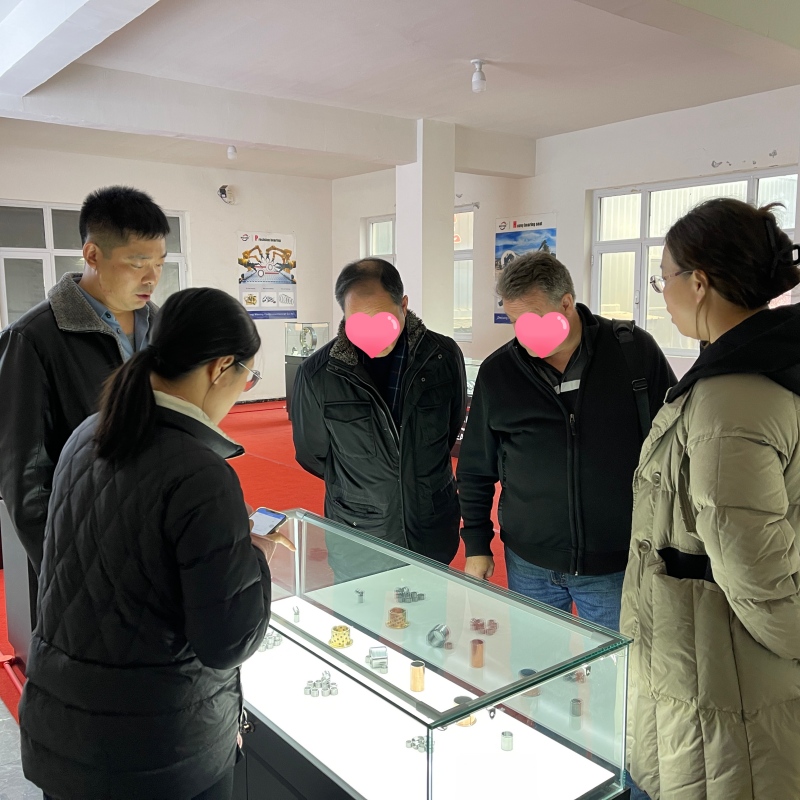 Welcome Russhia Customer Visit WXING Bearing Factory